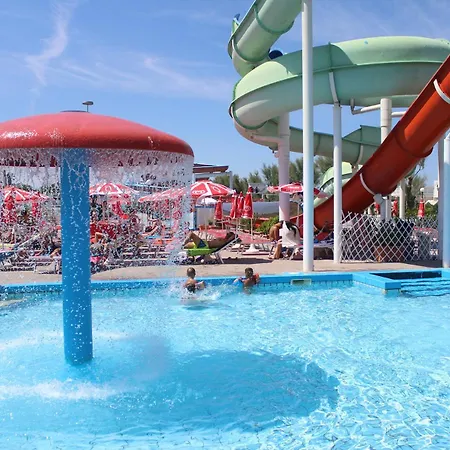 Отель Marzia Con Piscina Риччоне