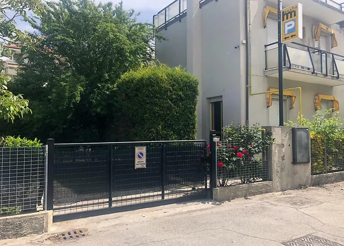 Marzia Con Piscina 酒店 里乔内