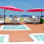 Marzia Con Piscina Hotel