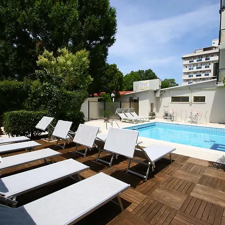 Hotel Marzia Con Piscina 3*