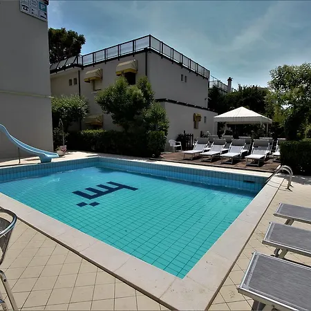 Hotel Marzia Con Piscina