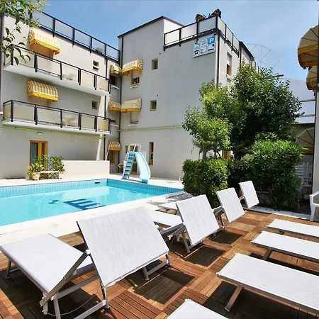 Marzia Con Piscina Hotel