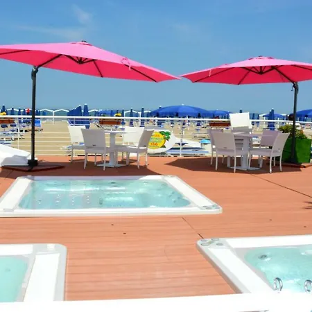 Marzia Con Piscina מלון