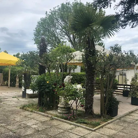 Marzia Con Piscina מלון 3*