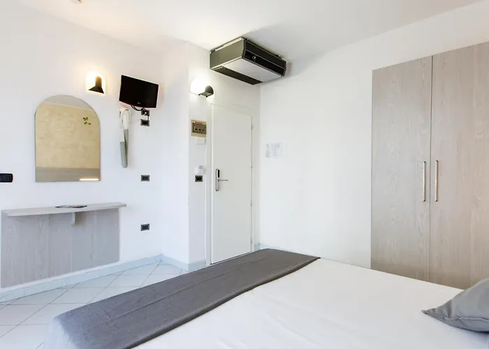 Marzia Con Piscina 호텔 리치오네