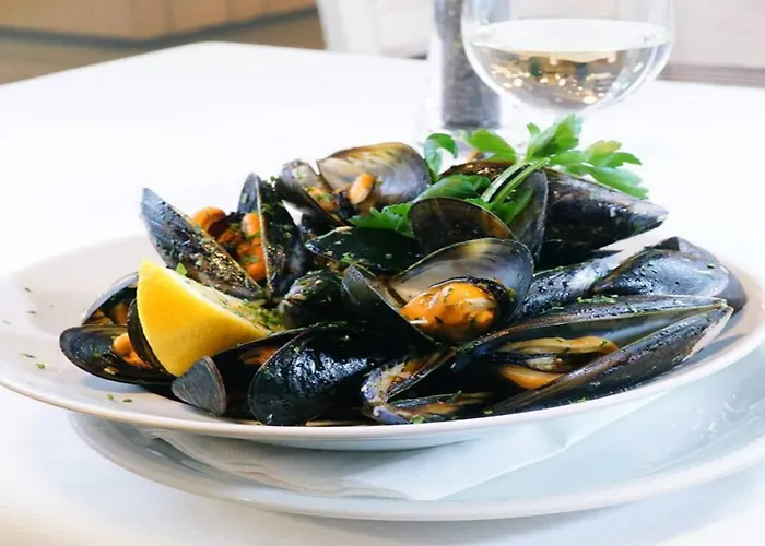 Marzia Con Piscina 호텔 리치오네