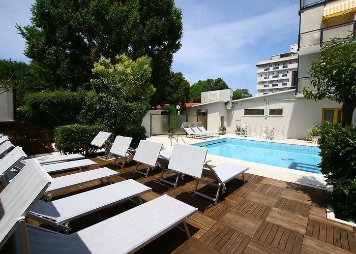 호텔 Marzia Con Piscina 3*