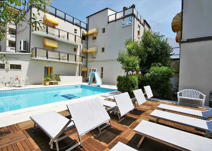 Marzia Con Piscina Hotel