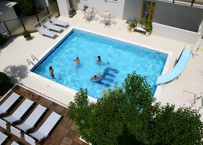 Marzia Con Piscina Hotel 3*