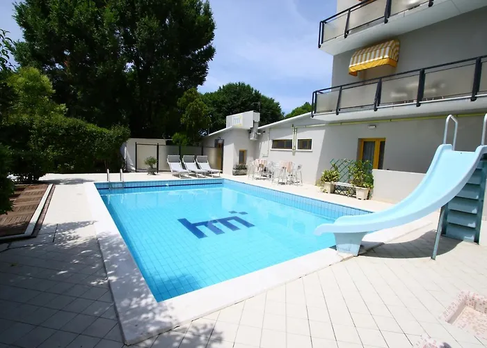 호텔 Marzia Con Piscina